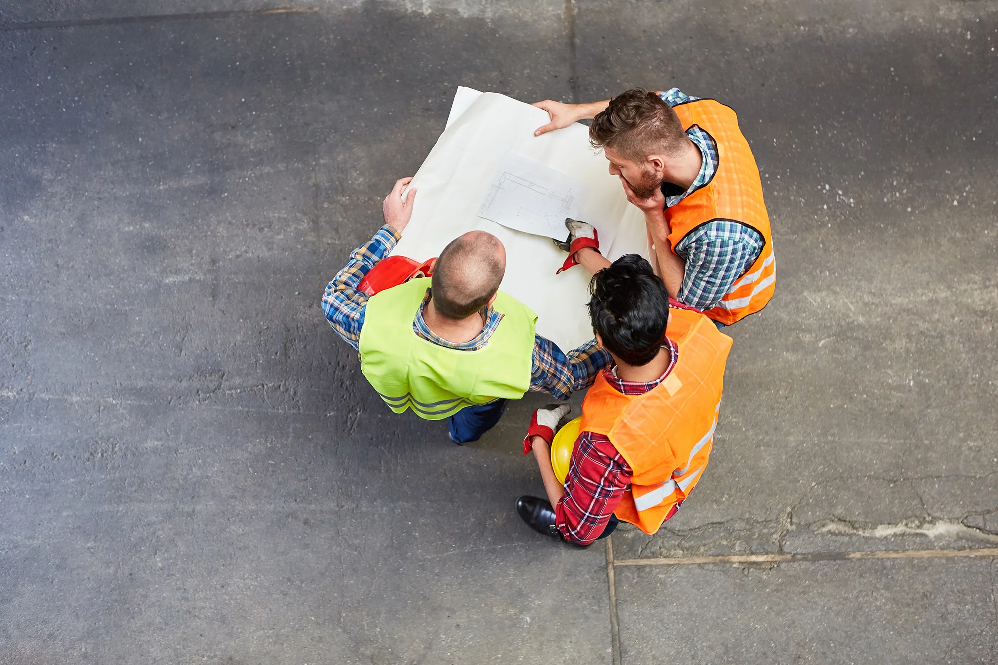 Teambesprechung auf Baustelle von KR Tiefbau. Planung von Strassenbauarbeiten