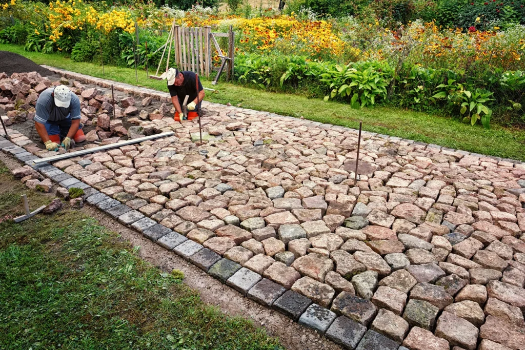 Pflasterarbeiten durch Mitarbeiter von KR-Tiefbau