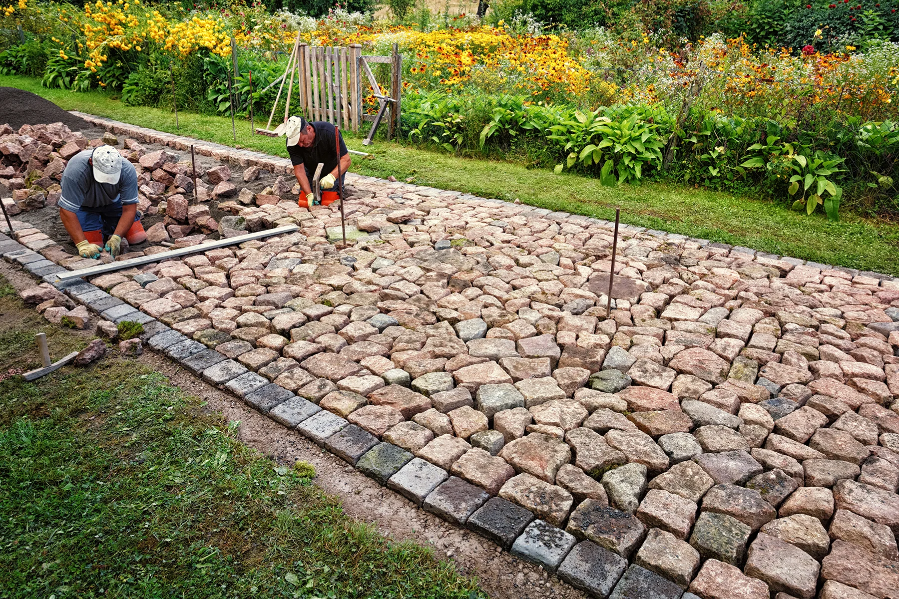 Pflasterarbeiten durch Mitarbeiter von KR-Tiefbau